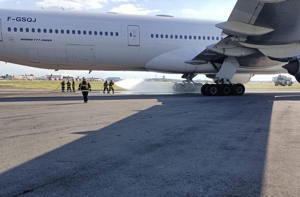 Imagen del Boeing 777-300ER de Air France poco después de librar la pista de aterrizaje mientras era atendido por los equipos de emergencia.