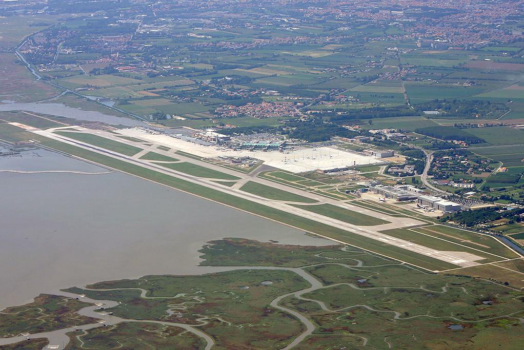 Vista aérea del aeropuerto Marco Polo de Venecia.