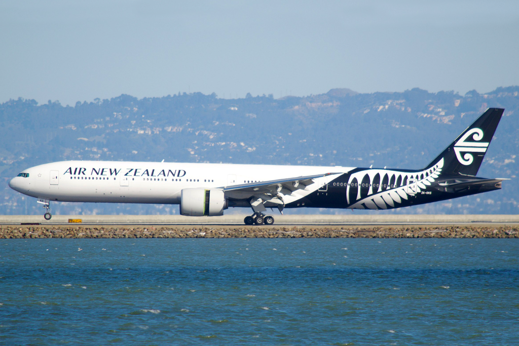 Boeing 777-300ER de Air New Zealand aterrizando. Foto: Bill Abbott