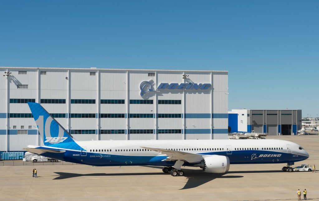 Un Boeing 787-10 de pruebas delante de la factoría de Charleston, en Carolina del Sur