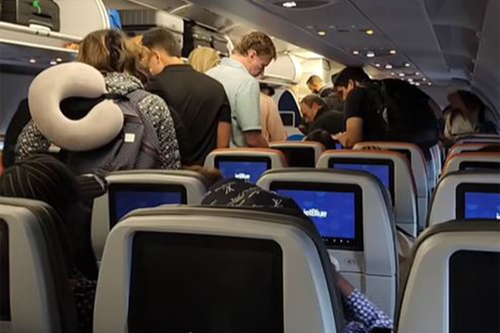 Pasajeros en el vuelo de JetBlue de pie, con el avión aún en el aire