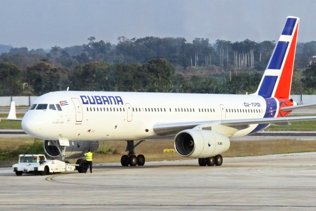 Uno de los dos TU-204 de pasajeros de Cubana. Foto: Tony Hisgett