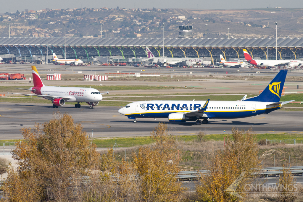 Un Boeing 737-800 de Ryanair y un Airbus A320 de Iberia Express rodando en Barajas