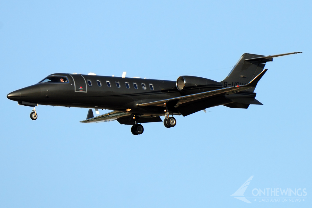 En los aviones privados si son más habituales las libreas completas y las libreas negras, como en este Learjet.