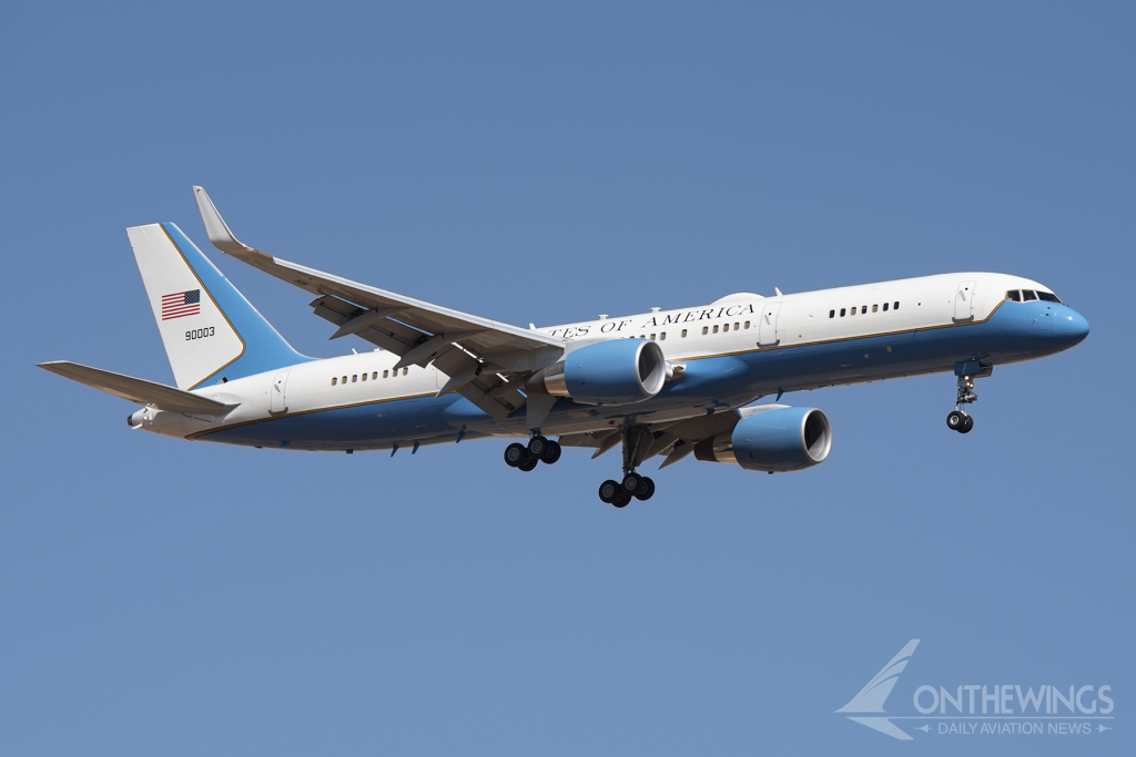 El B-32 (derivado del 757-200) también se utiliza como avión presidencial para trayectos cortos, aunque es más normal que se utilice como "Air Force Two" cuando viaja la primera dama.