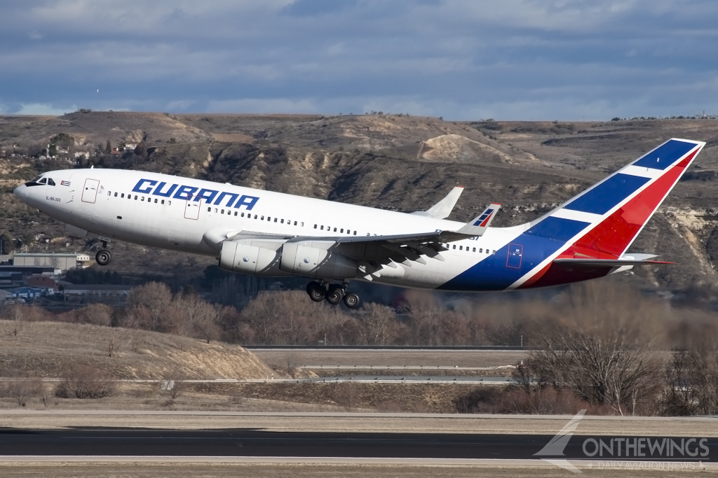 Uno de los dos IL-96-300 de Cubana despegando desde el aeropuerto de Madrid.