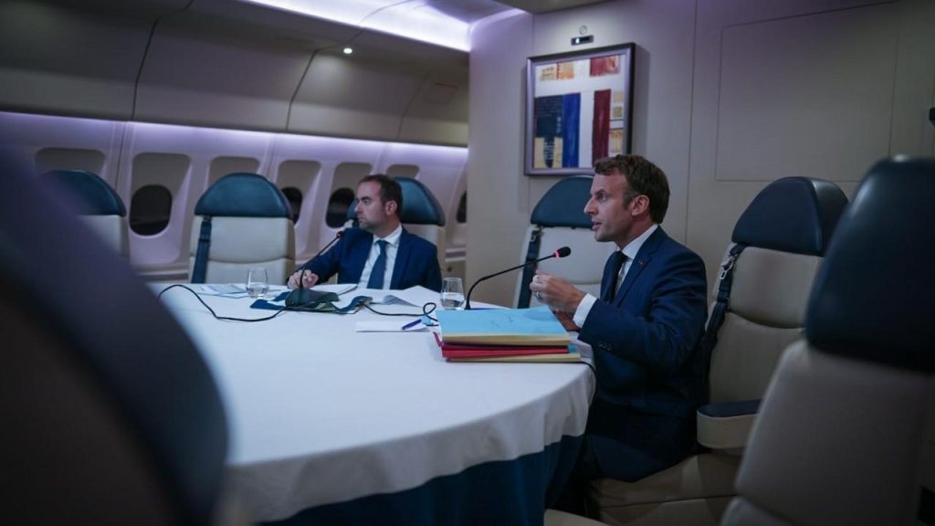 El presidente francés, Emmanuel Macron, teniendo una reunión en un A330-200 del gobierno. Foto: Gobierno Francés, departamento de prensa.