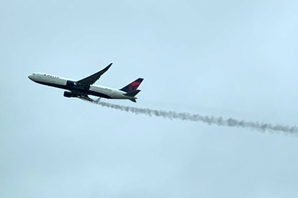 El 767 de Delta durante el despegue tras haber sufrido el fallo de motor.