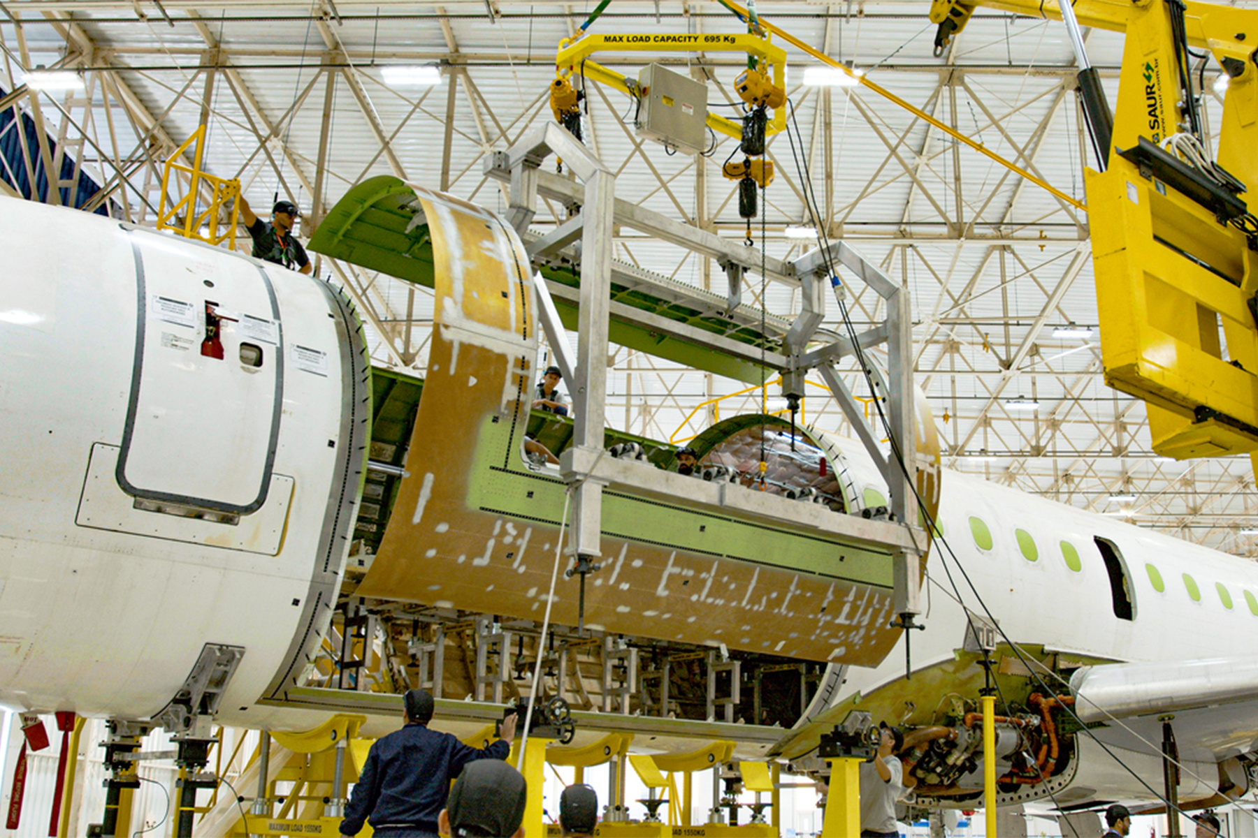 Primer Embraer E190 en ser convertido al carguero E190F en China. Foto: Embraer.