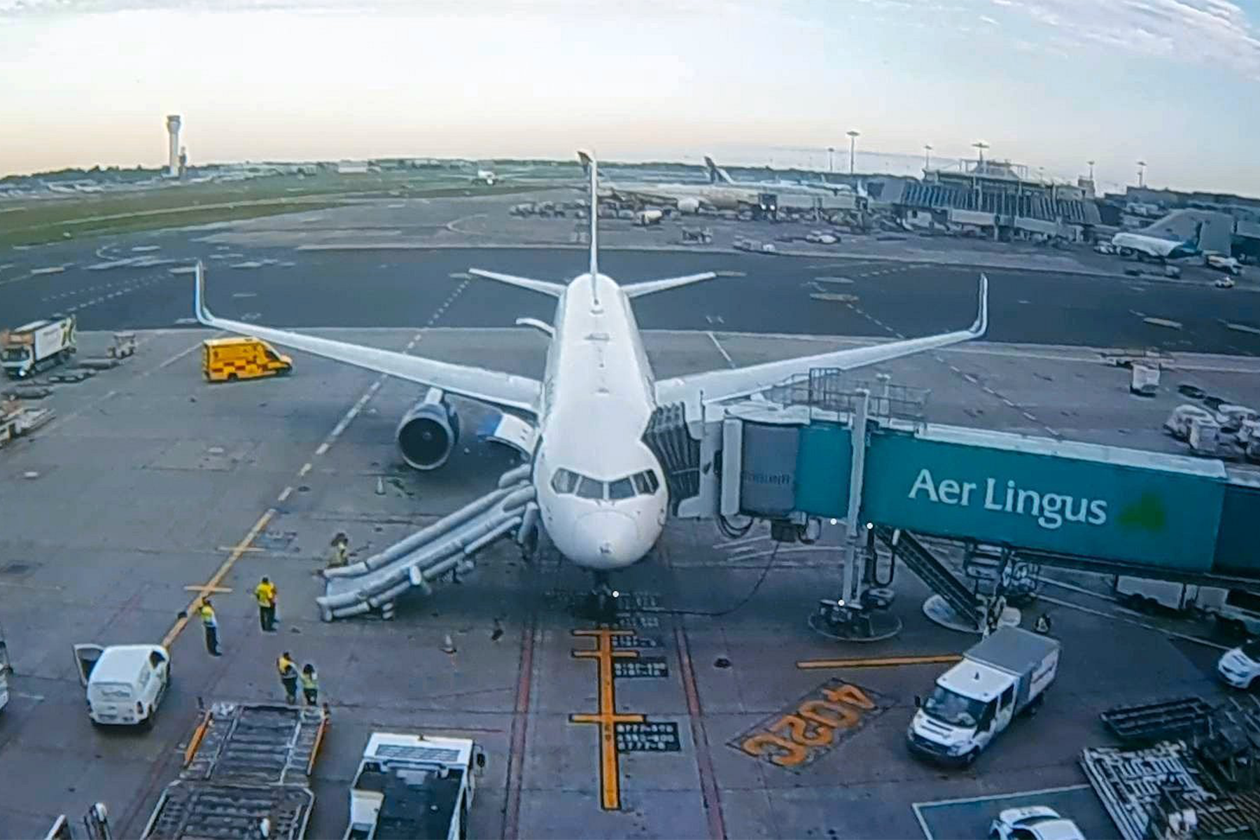 Boeing 767-300ER de Delta en el aeropuerto de Dublín con la rampa desplegada.