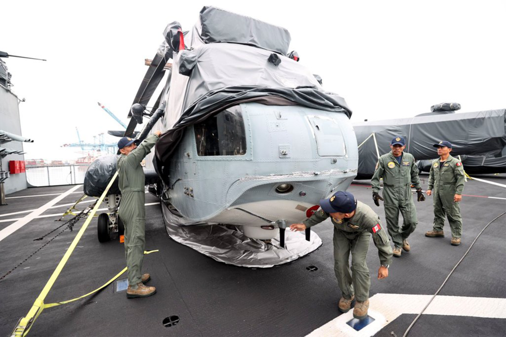 Uno de los Sikorsky SH-3D españoles a bordo del buque B.A.P. Pisco