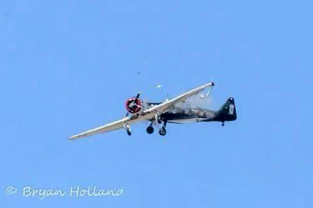 Momento del impacto de los dos T-6 Texan al final de las carreras de Reno. Foto: Bryan Holland