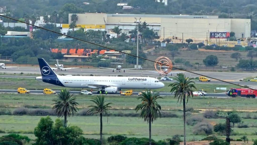 Airbus A321 de Lufthansa en la pista de aterrizaje de Ibiza