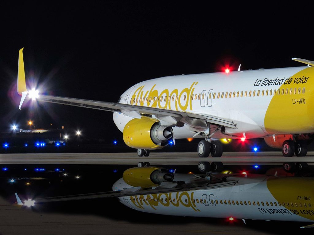 Un Boeing 737-800 de Flybondi. Foto: Guspat19 via Wikimedia
