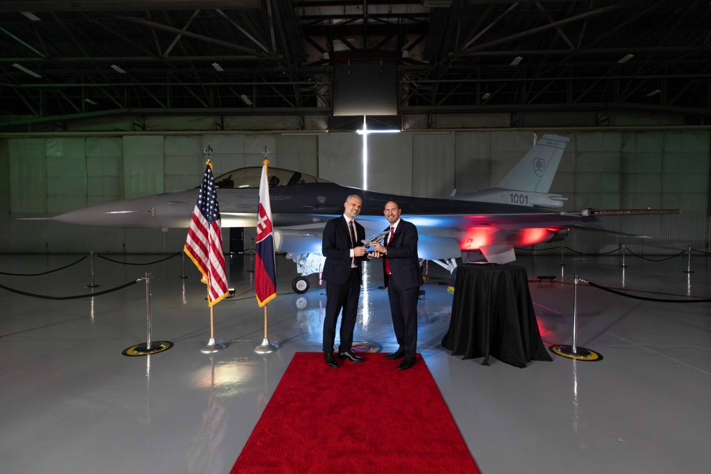 El Ministro de Defensa eslovaco junto con el vicepresidente de Lockheed Martin.