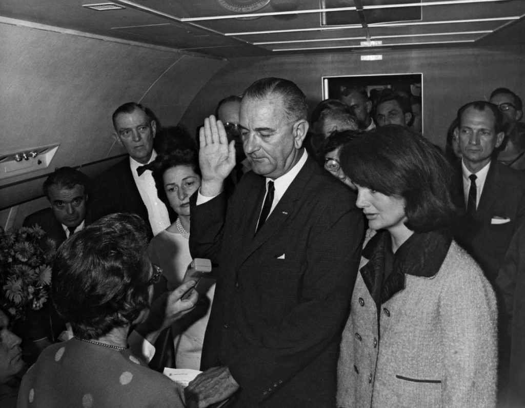 Lyndon B. Johnson jurando el cargo de presidente de los EEUU en vuelo desde Dallas a Washington.
