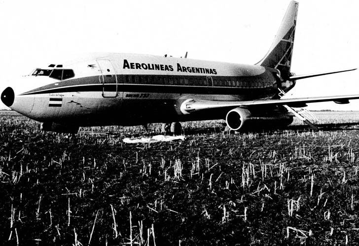 El Boeing 737-200 de Aerolíneas Argentinas en el campo donde aterrizó.