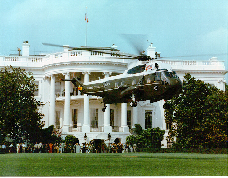 El Marine One despegando desde los jardines de la Casa Blanca