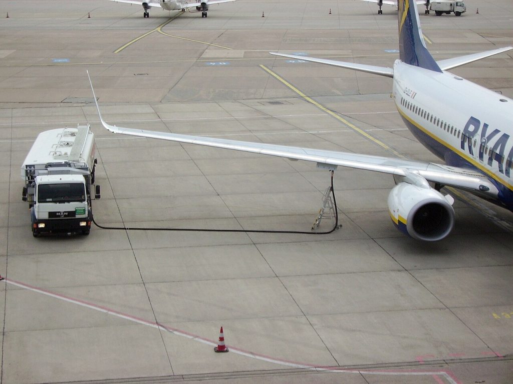 Un Boeing 737-800 siendo realimentado antes de un vuelo.