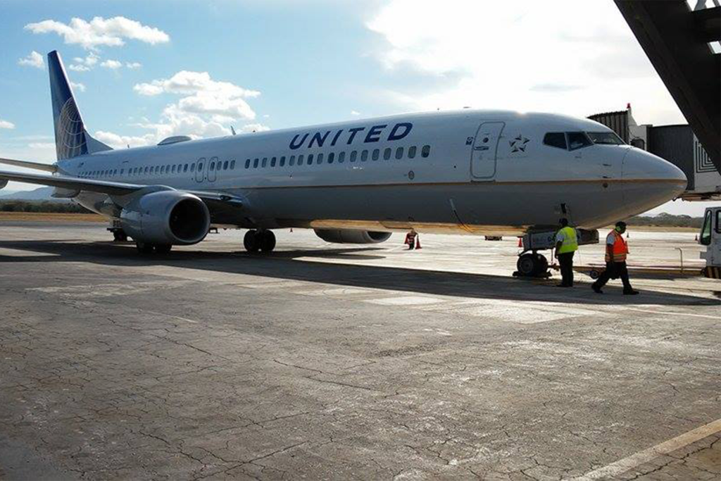 Un Boeing 737-900 de la compañía United en el que iba el pasajero