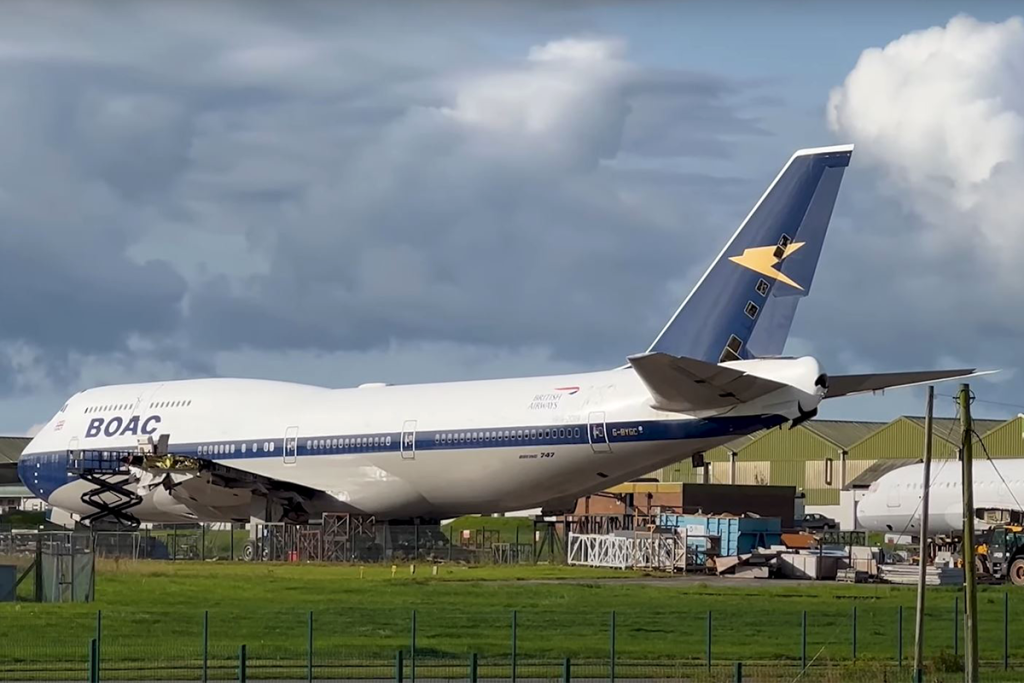 El Boeing B747 con librea de BOAC siendo ya desguazado para reciclaje en St. Athan.