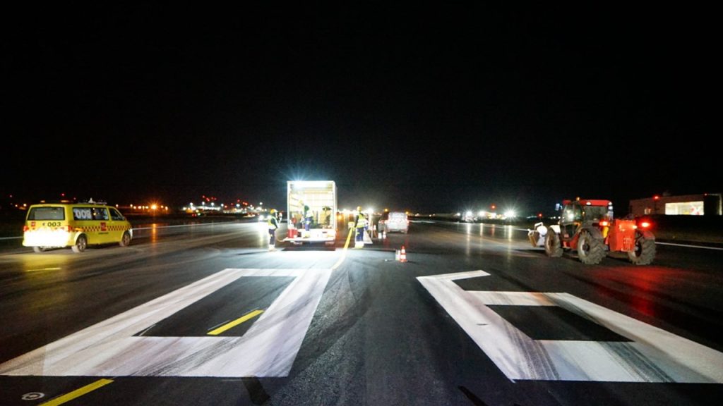 Generalmente las obras en las pistas de los aeropuertos se realizan de noche siempre que sea posible para afectar lo menos posible al tráfico aéreo. Foto: Cargolux