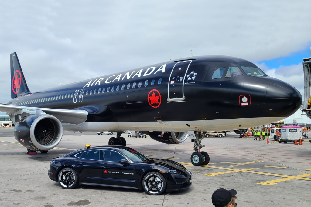 El primer Airbus A320 de la compañía Air Canada Jetz en llevar los nuevos colores.