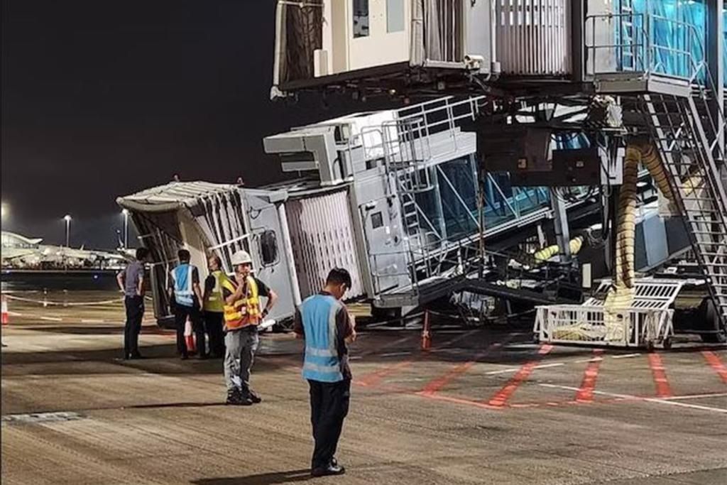 La pasarela dañada, ya en el suelo del aeropuerto de Hong Kong.