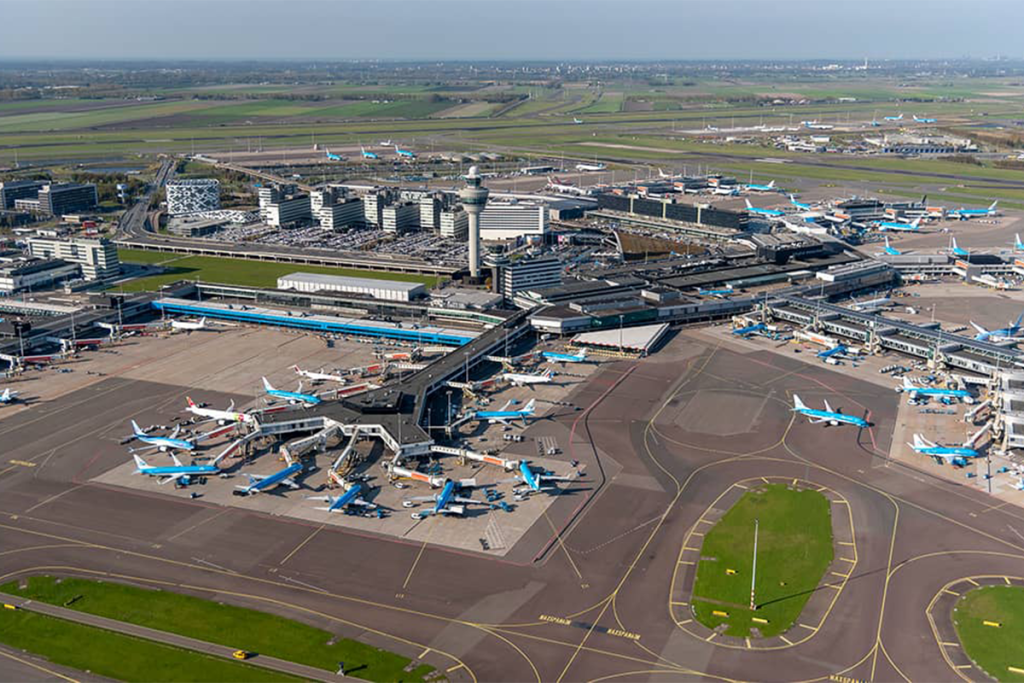 Vista aérea del aeropuerto de Ámsterdam - Schiphol que el gobierno holandés quiere restringir. Foto: Royal Schiphol Group