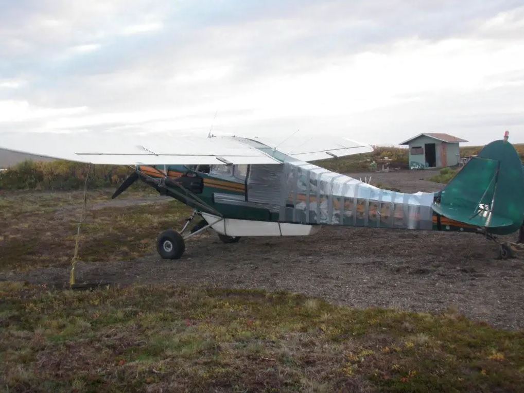 El avión cuando aún estaba en proceso de reparación.