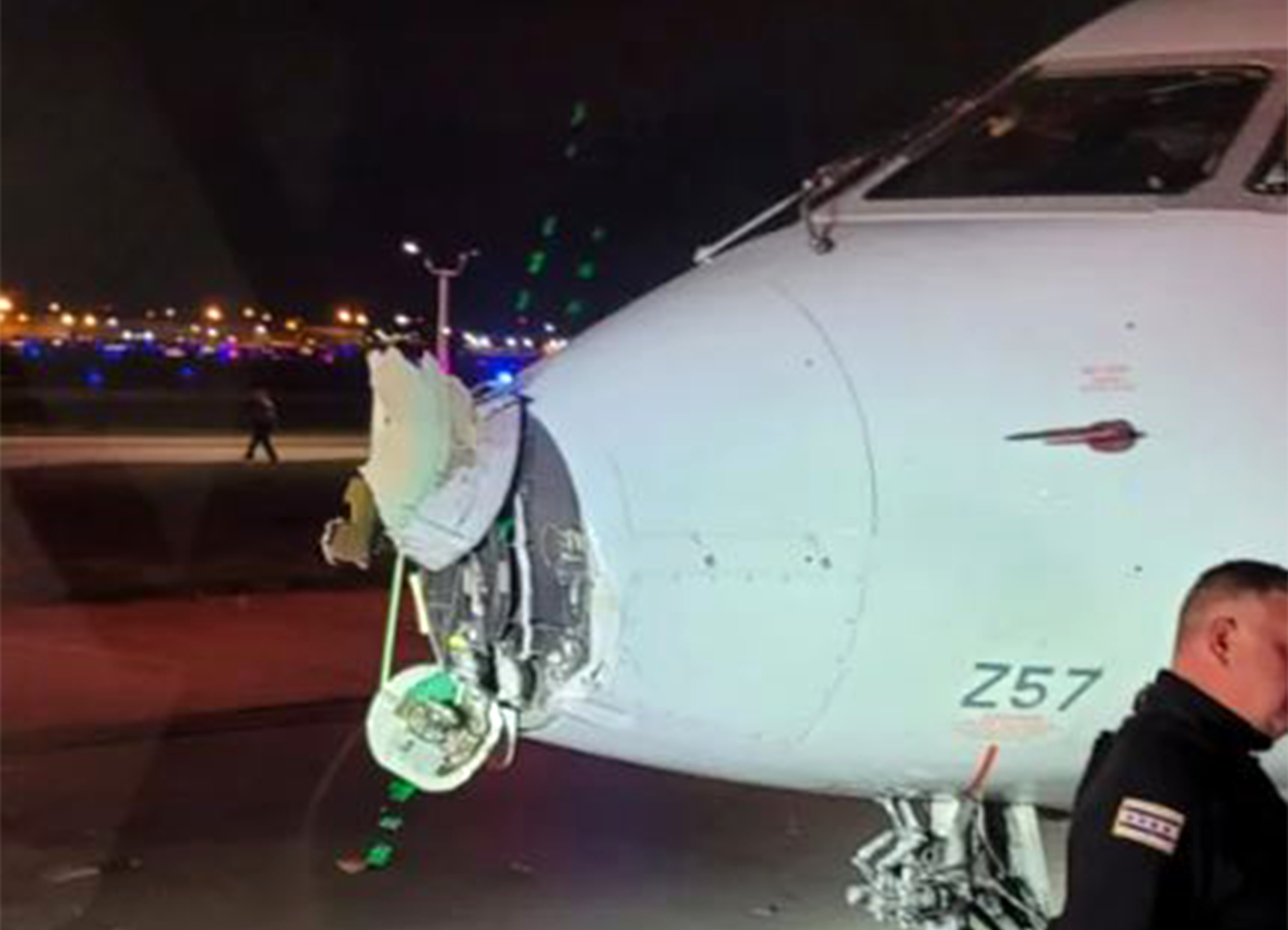 El CRJ200 de American Eagle resultó considerablemente dañado después del incidente.