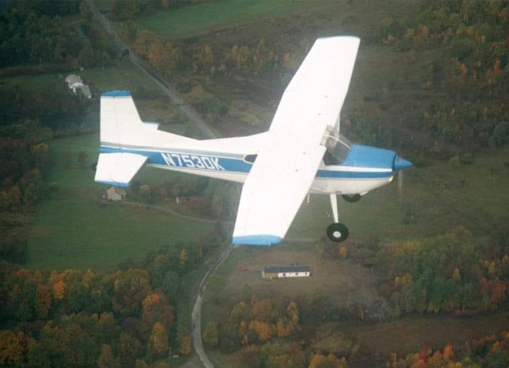 El avión utilizado por este piloto, un Cessna 180J de 1976 está actualmente a la venta.