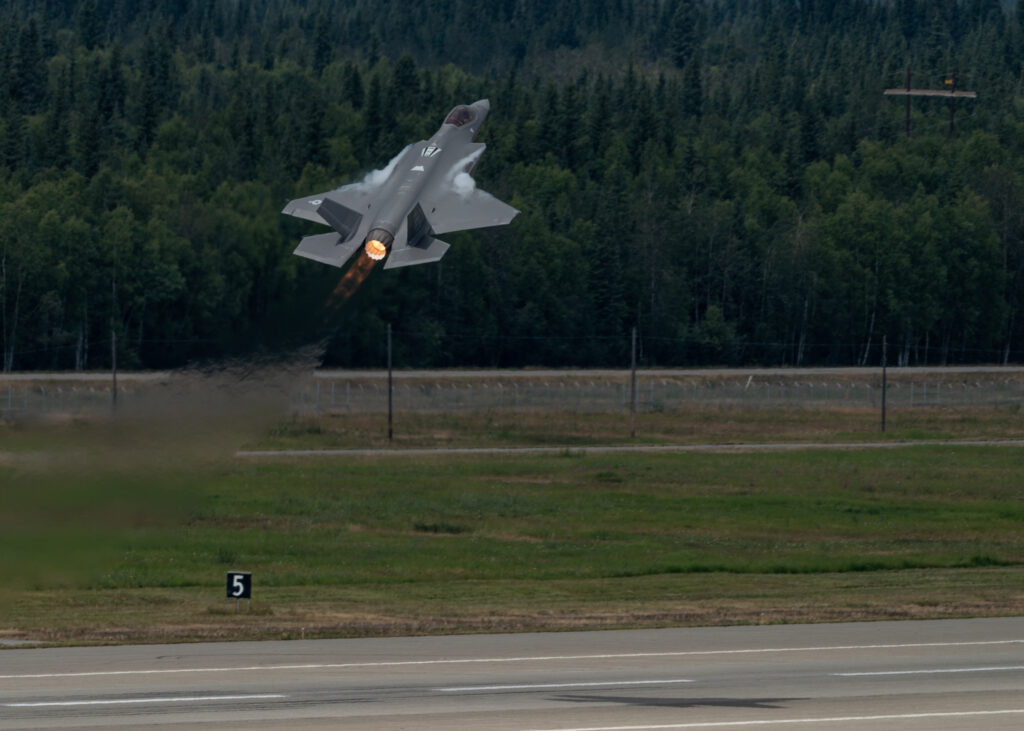 Un F-35 del Soo Team de la USAF despegando desde la base aérea de Eielson, en Alaska. Foto: USAF Capt. Kippun Sumner
