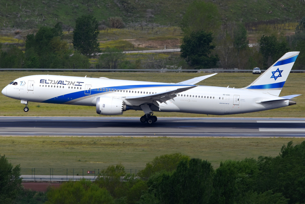 Uno de los Boeing 787-9 de ElAl despegando desde Barajas en su primera visita al aeropuerto madrileño. Foto: Alberto González