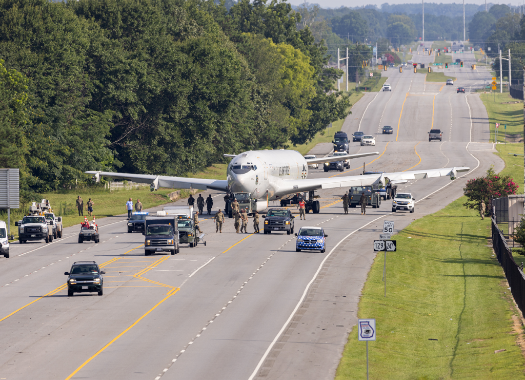 El Boeing Northrop Grumman E-8C siendo trasladado por la carretera hasta su nueva ubicación.