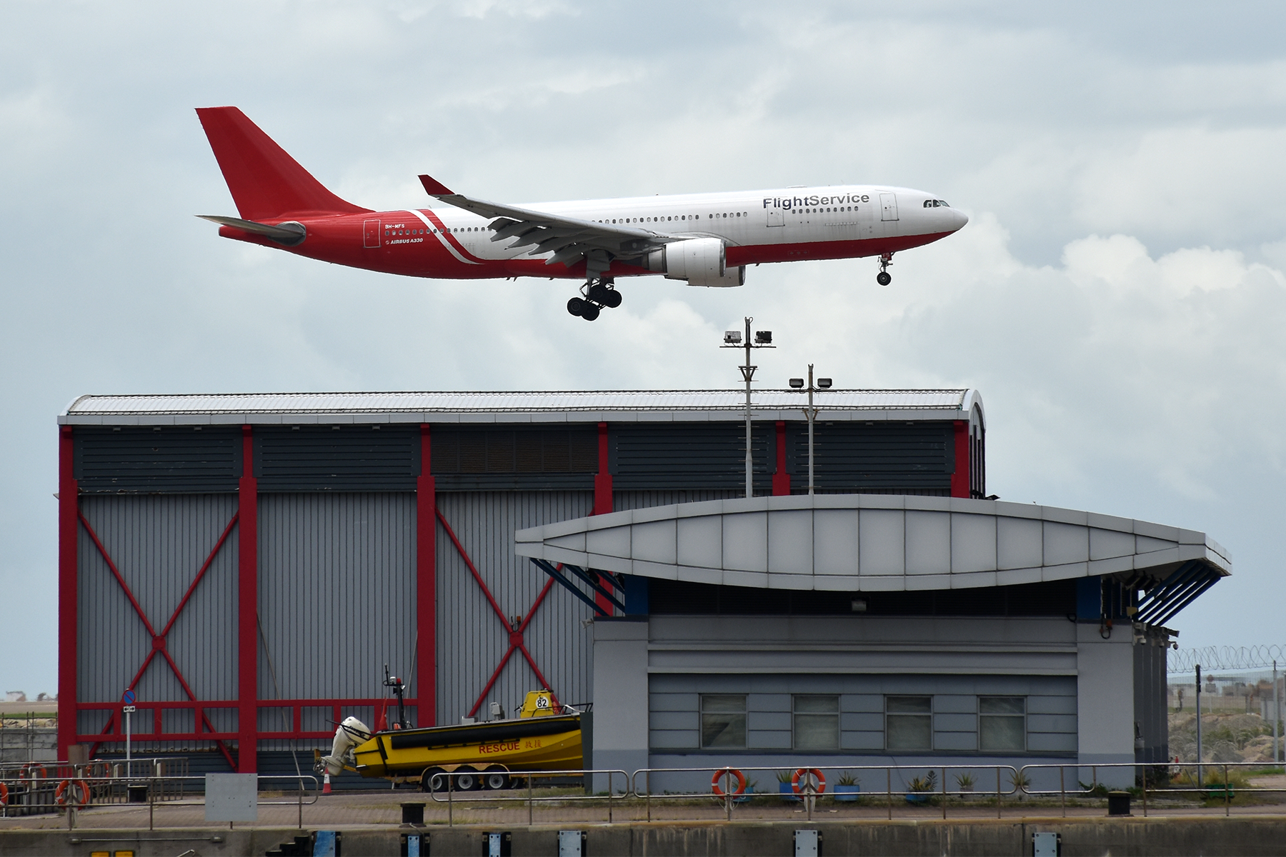 El Airbus A330-200 de Maleth Aero afectado por la pérdida de esta pieza de la cual advierte la EASA. Foto: Dltl2010