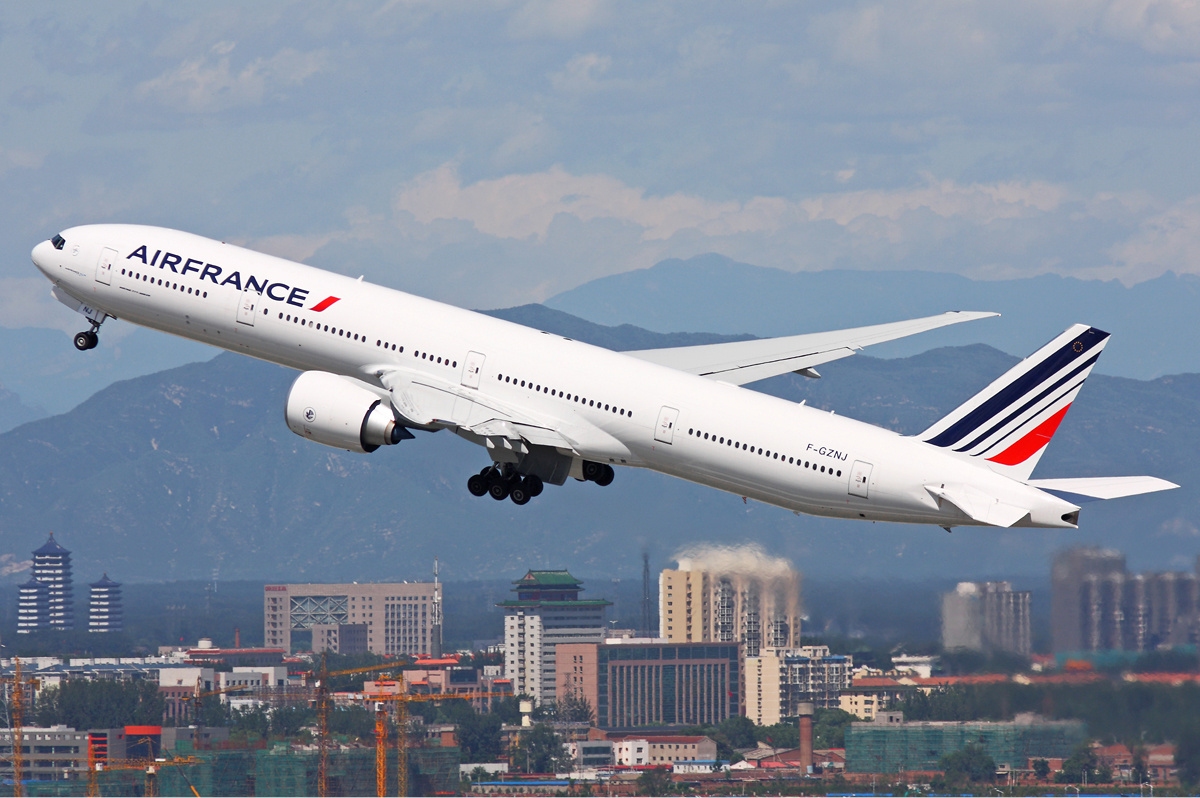 Uno de los 43 Boeing 777-300ER que tiene Air France despegando. Foto: Duan Zhu