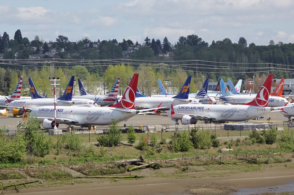 Varios 737 MAX parados durante el tiempo que el modelo estuvo con el certificado de aeronavegabilidad retirado. Foto: SounderBruce