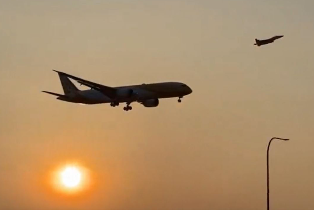 El Boeing 787 de Scoot poco antes de tomar tierra acompañado por los dos F-15.