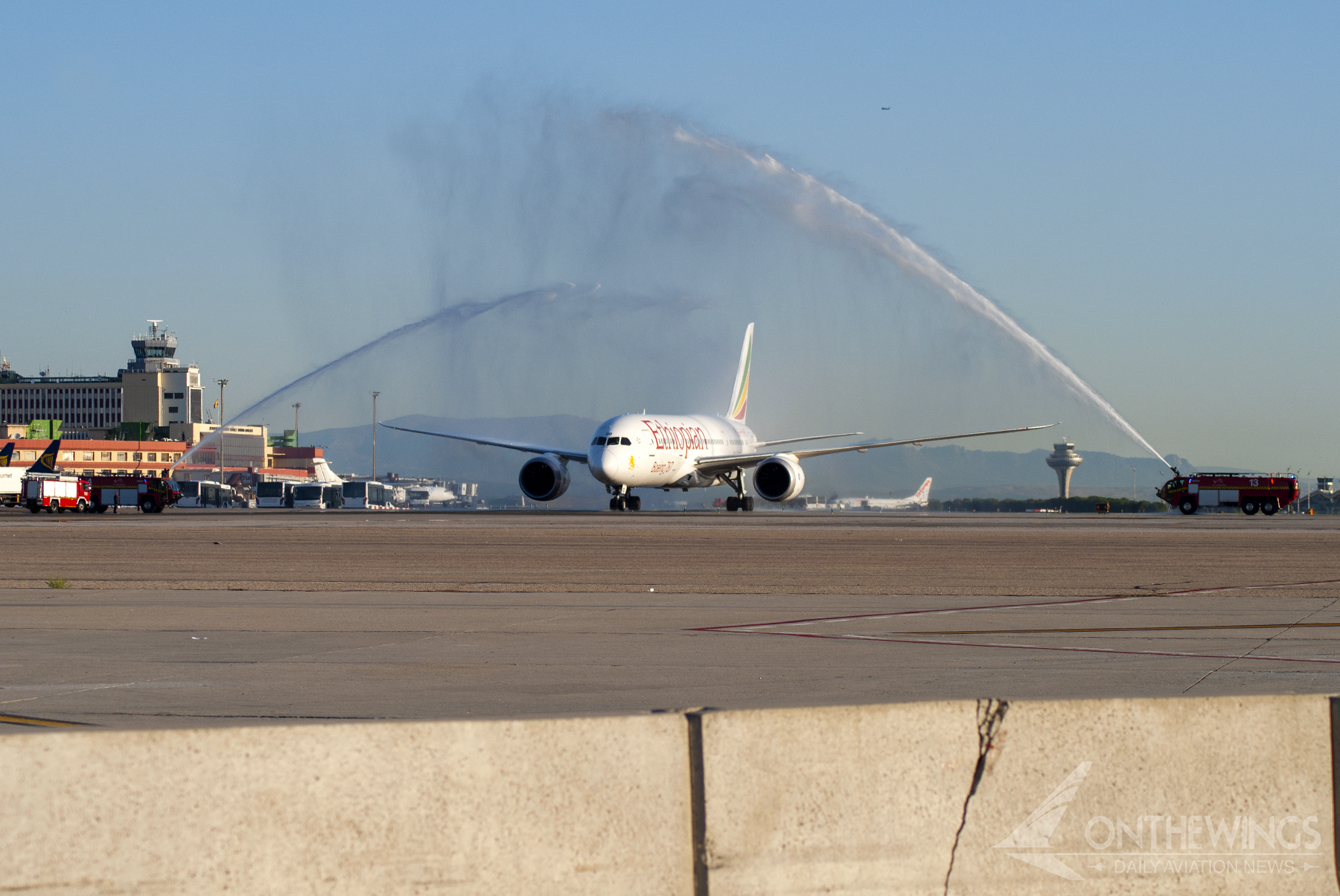 El primer vuelo de Ethiopian Airlines a Madrid en septiembre de 2014 siendo recibido con el tradicional arco de agua.