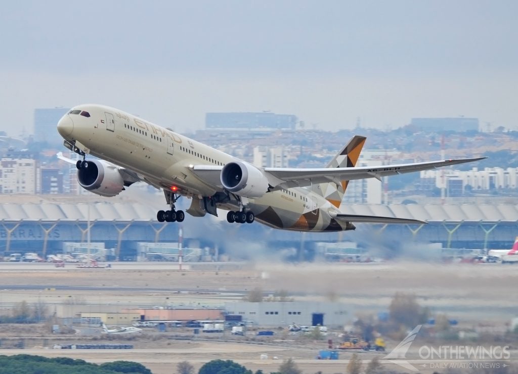 Boeing 787-9 de Etihad despegando desde el aeropuerto de Madrid con destino a Abu Dhabi.