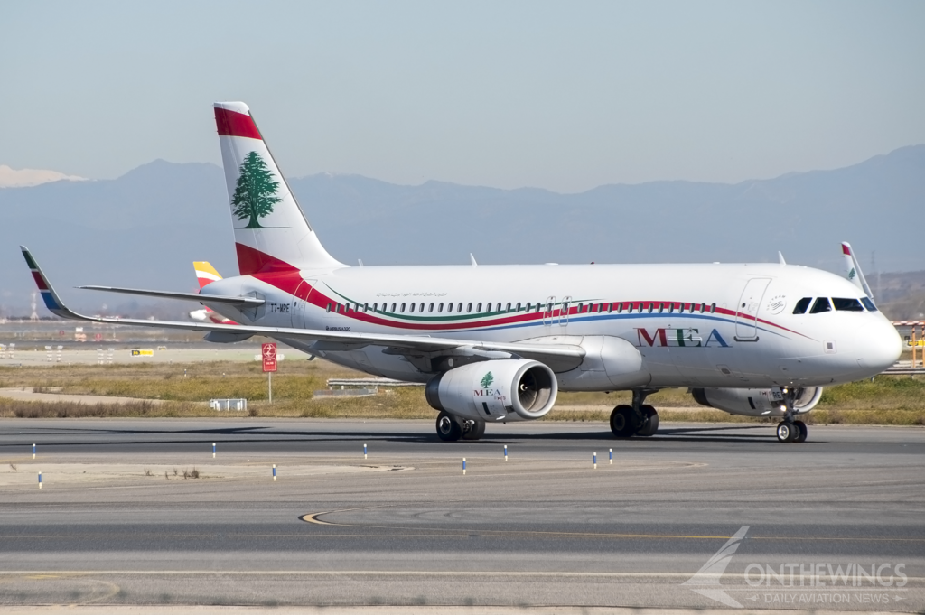 Airbus A320CEO de MEA rodando por el aeropuerto de Barajas