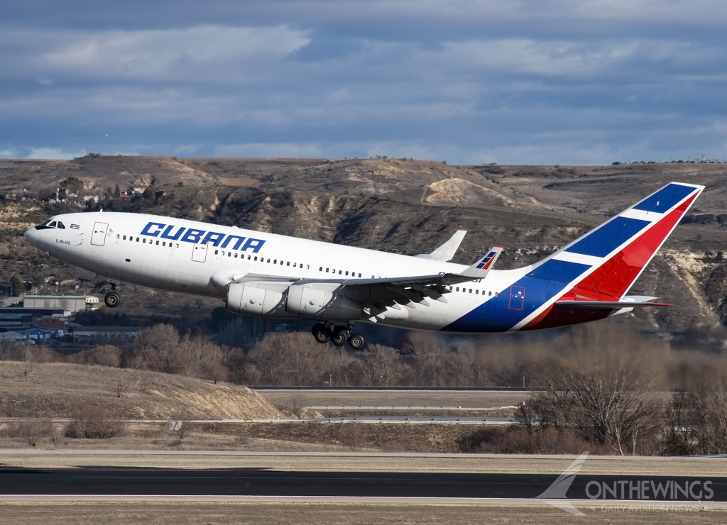 Uno de los cuatro IL-96 que posee Cubana despegando desde Madrid en una foto de archivo.