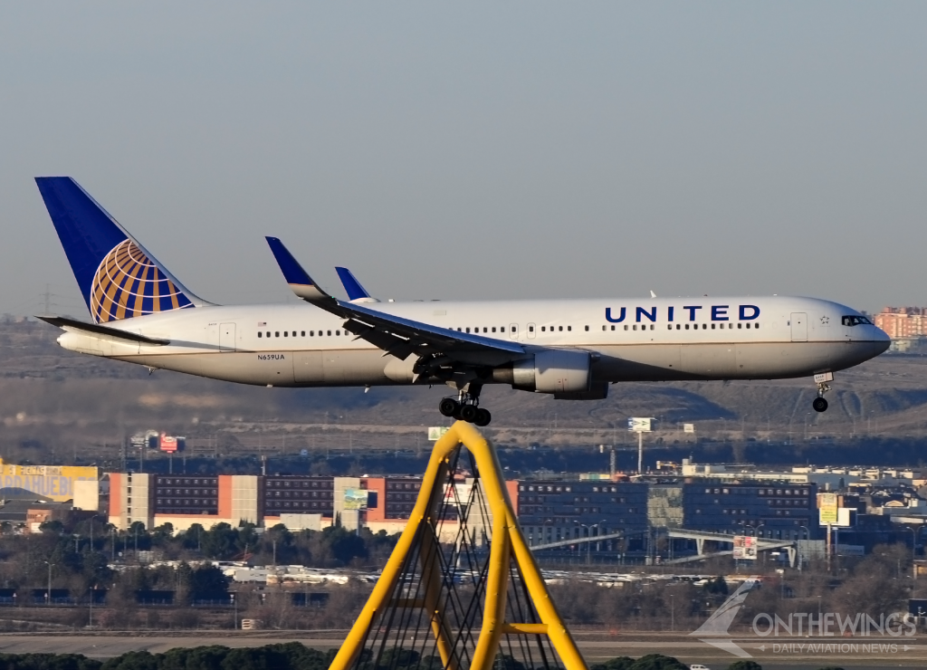 Boeing 767-300ER de United Airlines aterrizando.