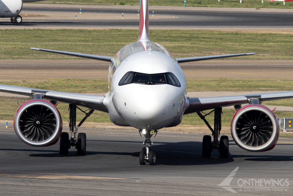 Vista frontal de un Airbus A321NEO de Iberia Express