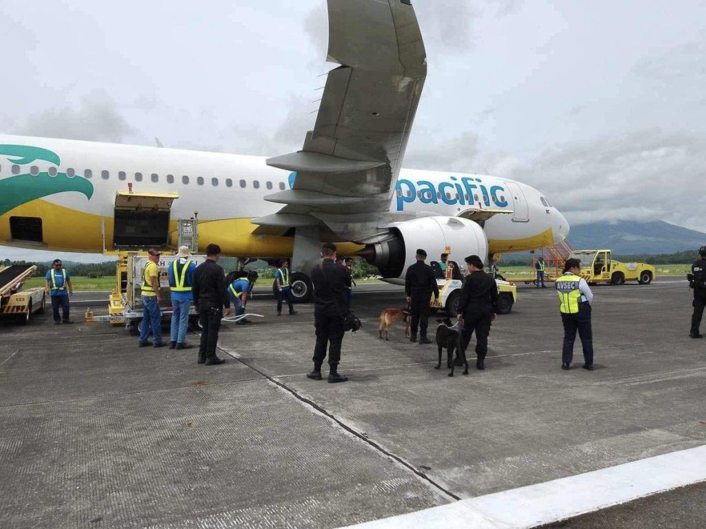 El Airbus A320Neo de Cebu Pacific detenido en medio de la pista de aterrizaje del aeropuerto de Bicol mientras las autoridades inspeccionaban todo.