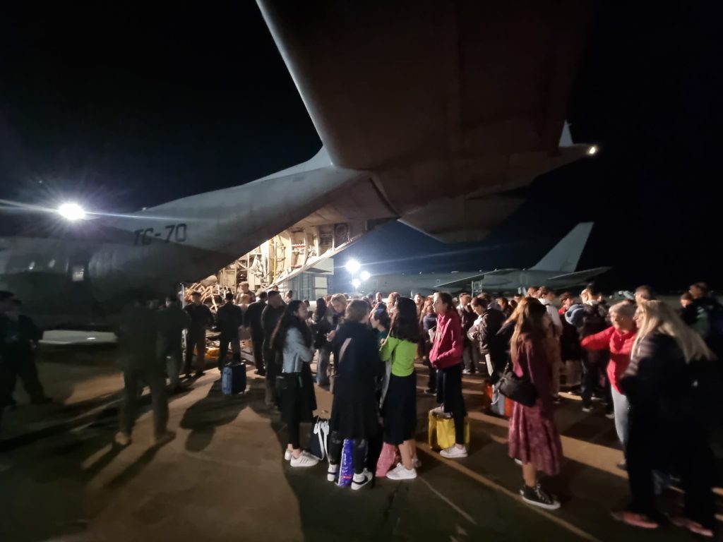 Uno de los primeros vuelos del Hércules TC-70 argentino entre Tel Aviv y Roma.