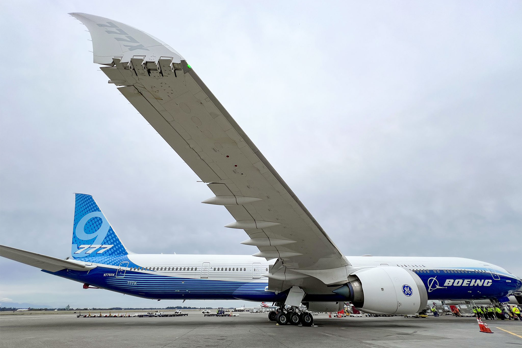 El Boeing 777-9X en uno de los stand del aeropuerto Tacoma de Seattle. Foto: flySEA