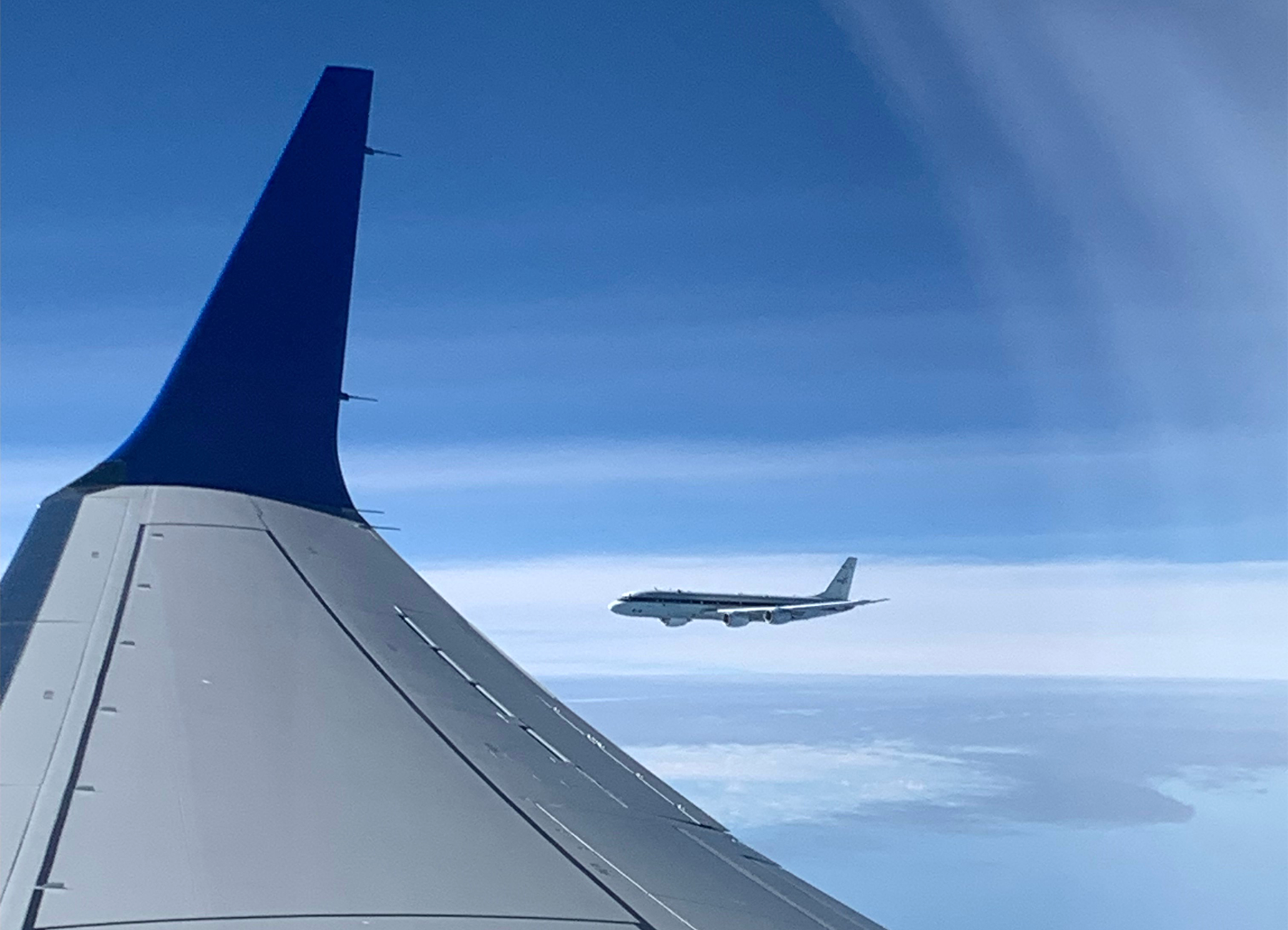 Vista del DC8 de la NASA desde el interior del 737 MAX10. Foto: Boeing