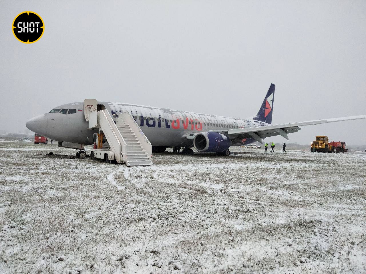 El Boeing 737-800 de Smartavia pocos metros después del final de la pista. Foto: Tracey SBU